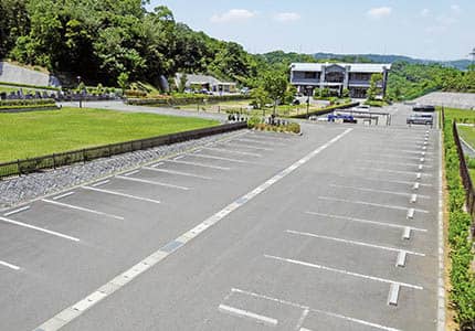 霊園内に大型駐車場